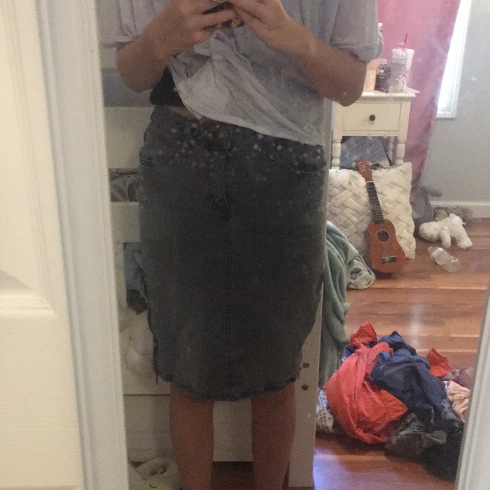 This is a size 2 Simply Vera Verawang gray skirt